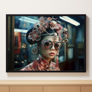 Puede incluir: Una mujer con un tocado rosa y plateado con grandes gafas redondas rosas. Lleva una blusa con estampado rosa y negro.