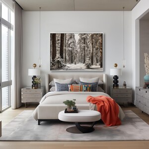 K&ouml;nnte beinhalten: Ein wei&szlig;es Schlafzimmer mit einem gro&szlig;en Fenster, einem Bett mit einem wei&szlig;en Bettbezug und einer orangefarbenen Decke, einem wei&szlig;en Hocker und einem gerahmten Foto eines schneebedeckten Waldes.