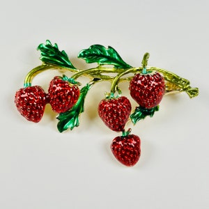 Köstlich süß: Rote Erdbeeren Emaille Brosche ~ Natur-inspirierter Schmuck Geschenk