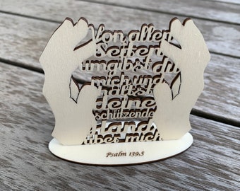 Psalm 139,5 "Von allen Seiten umgibst du mich und hältst deine schützende Hand über mir" aus Holz mit Standfuß 10cm breit