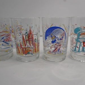 ウォルト ディズニー ワールド 25 周年記念グラス - 4 個セット - ハリウッド スタジオ - マジック キングダム - エプコット - タイフーン ラグーン - リメンバー ザ マジック - 294