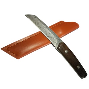 couteau lame damassée -étui cuir PU -manche bois - ouverture courrier-cuisine (idéal tomates ;))-chasse- activités extérieures- idée cadeau