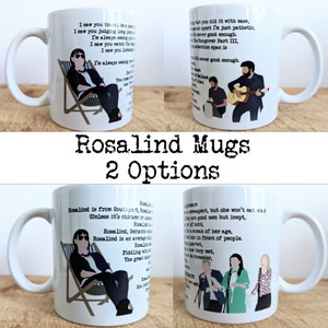 Może przedstawiać: Dwa białe ceramiczne kubki z czarnymi uchwytami. Jeden kubek przedstawia czarno-białą ilustrację osoby siedzącej na leżaku z tekstem o Rosalind. Drugi kubek przedstawia czarno-białą ilustrację trzech osób z tekstem o Rosalind.
