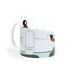 Könnte beinhalten: Weiße Keramiktasse mit einer bunten Illustration eines Wohnmobils mit einer Person, die auf dem Dach steht. Das Wohnmobil hat eine weiße Außenhülle mit einem blauen Streifen und einer braunen Tür. Die Person trägt eine braune Jacke und hat braunes Haar.