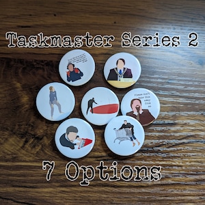 Puede incluir: Siete botones redondos con diferentes imágenes del programa de comedia británico Taskmaster Serie 2. Los botones muestran personajes del programa, incluyendo un hombre con una camisa roja sosteniendo un paraguas rojo, un hombre con barba empujando un carrito de compras y un hombre con traje con una cadena alrededor del cuello.