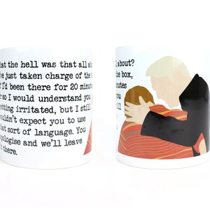 Könnte beinhalten: Eine weiße Keramiktasse mit einer Schwarzweißillustration von zwei Personen und einem Text, der lautet: "That the hell was that all about? I've just taken charge of the box, I'd been there for 20 minutes so I would understand you getting irritated, but I still wouldn't expect you to use that sort of language. You apologise and we'll leave it there."