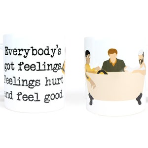 Könnte beinhalten: Weiße Keramiktasse mit einem schwarz-weißen Zitat, das lautet "Everybody's got feelings. Feelings hurt and feel good." Die andere Seite der Tasse zeigt eine Cartoon-Illustration von drei Personen in einer Badewanne.