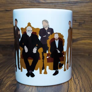 Könnte beinhalten: Weiße Keramiktasse mit einer bunten Illustration von fünf Männern. Die Männer tragen Anzüge und sitzen auf Thronen. Die Tasse ist ein tolles Geschenk für Fans der Show.