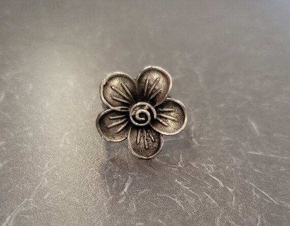 Sterling Silver Flower Center Swirl Design Toe Ring Sterling Silver Flower Center Swirl Design Toe Ring