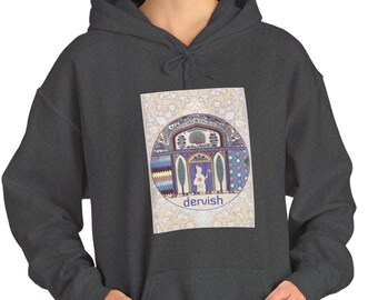 Puede incluir: Una sudadera con capucha gris oscuro con un estampado gráfico colorido de un diseño circular que presenta un edificio con una puerta y una persona en su interior. El texto "dervish" está impreso debajo del gráfico.