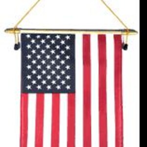 Op de afbeelding: Een rechthoekige verticale banner met het ontwerp van de Amerikaanse vlag. Het heeft rode en witte strepen en een blauw veld met witte sterren. De banner hangt aan een goudkleurige stang met een gouden koord. De achtergrond is wit.