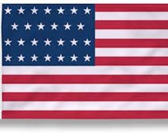 Pode incluir: Uma bandeira americana retangular com 28 estrelas brancas sobre um fundo azul no canto superior esquerdo. A bandeira tem 13 listras horizontais vermelhas e brancas alternadas. A bandeira tem dois ilhós no lado esquerdo.