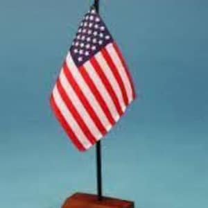Bandera de Estados Unidos de 10 x 15 cm con base de nogal / Bandera pequeña de escritorio / Bandera estadounidense hecha en Estados Unidos / Mini bandera estadounidense para escritorio