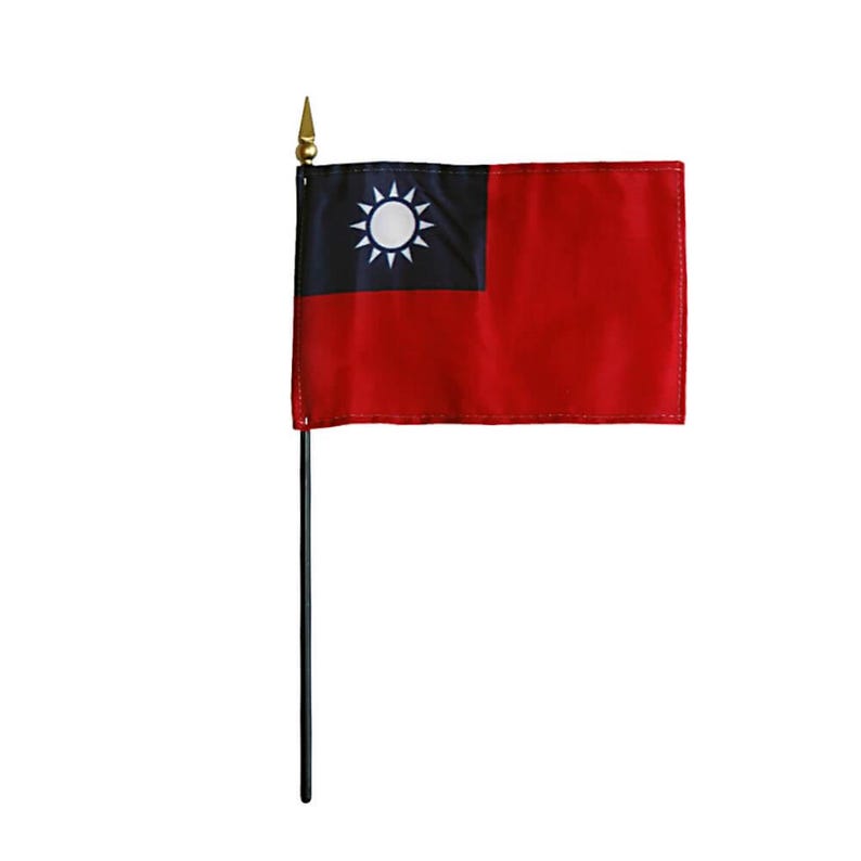 Puede incluir: Una peque&ntilde;a bandera de Taiw&aacute;n, con un fondo rojo y un cant&oacute;n negro que contiene un emblema de sol blanco. La bandera est&aacute; montada en un m&aacute;stil negro, coronado con una punta de lanza dorada. Ideal para exhibir o como art&iacute;culo decorativo.