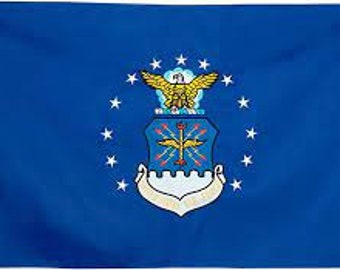 Puede incluir: Una bandera azul con un círculo blanco que contiene un águila dorada y un emblema dorado sobre fondo azul. El círculo está rodeado de 13 estrellas blancas.