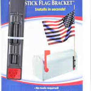 Op de afbeelding: Zwarte plastic vlaggenhouder voor brievenbussen, leuningen of palen. Installeert in seconden! Accepteert een standaard vlaggenstok van 5/16 inch. Gemaakt van duurzaam ABS-plastic. Gemaakt in de VS.