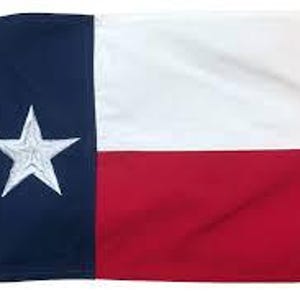 Könnte beinhalten: Eine Flagge des Bundesstaates Texas mit einem einzelnen weißen Stern auf blauem Feld, einem weißen Streifen und einem roten Streifen.
