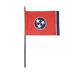 Könnte beinhalten: Kleine Tennessee-Staatsflagge mit rotem Hintergrund, blauem vertikalen Streifen und einem zentralen Emblem mit drei weißen Sternen in einem blauen Kreis. Auf einer schwarzen Stange mit goldfarbener Spitze montiert.
