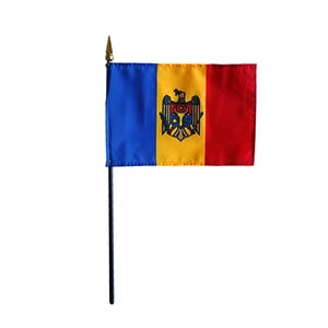 Könnte beinhalten: Eine kleine Flagge Moldawiens mit einem vertikalen Trikolore-Design aus Blau, Gelb und Rot. Der gelbe Streifen zeigt das moldauische Wappen. Die Flagge ist an einer schwarzen Stange mit einer goldfarbenen, speerförmigen Spitze befestigt.
