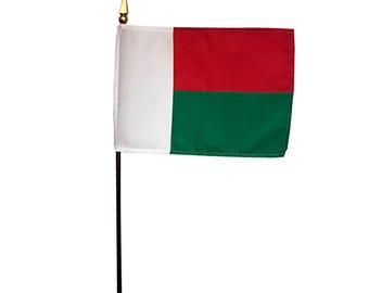 Bandeira de mesa em miniatura de Madagascar, bandeira de rayon de 10 x 15 cm com base.