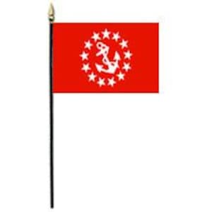 Könnte beinhalten: Kleine rote Flagge mit einem weißen Anker, umgeben von weißen Sternen. Die Flagge ist an einer schwarzen Stange befestigt, die von einer goldfarbenen Spitze gekrönt wird. Die rechteckige Flagge wird vor einem weißen Hintergrund präsentiert.
