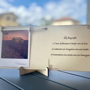 Wooden photo holder, Memories hanging from the thread, digital files in DXF, SVG, AI format to create a wooden photo holder with rope and clothespins.