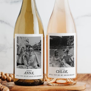 Etiqueta de vino y champán con la imagen de la dama de honor/madrina de honor en blanco y negro, en mayúsculas.