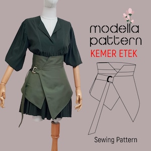 Peut inclure: Patron de couture pour une jupe portefeuille avec ceinture. Le patron s'appelle "Kemer Etek" et est présenté sur un mannequin portant un haut vert foncé et la jupe.