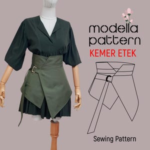 Puede incluir: Un patrón de costura para una falda de envoltura con cinturón. El patrón se llama "Kemer Etek" y se muestra en un maniquí que lleva una blusa verde oscuro y la falda.