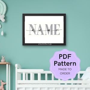 Op de afbeelding: Een zwart ingelijst beeld met een witte achtergrond en het woord "NAME" in grijze letters met een dunne zwarte lijn die de letters verbindt. De tekst "@KnitWitFiberCrafts" staat onder het woord "NAME". Een paarse en witte sticker met de tekst "PDF Pattern MADE TO ORDER" staat in de rechterbenedenhoek van de afbeelding.