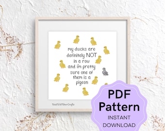 Puede incluir: Una impresión enmarcada con el texto "mis patos definitivamente NO están en fila y estoy bastante seguro de que uno de ellos es una paloma". La impresión presenta ilustraciones de patos amarillos y una insignia morada de "PDF Pattern".