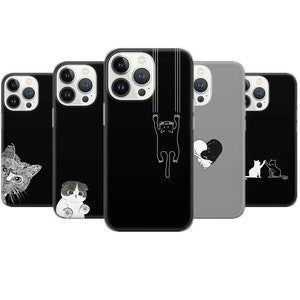 Puede incluir: Cinco fundas para iPhone diferentes con ilustraciones de gatos en blanco y negro. Las fundas son todas negras, blancas o grises. Las ilustraciones incluyen un gato colgado de una cuerda, dos gatos acurrucados y un gato mirando a un gato m&aacute;s peque&ntilde;o.
