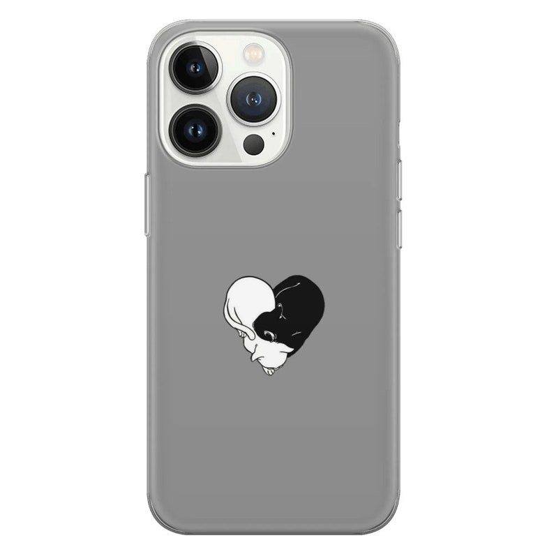 Puede incluir: Una funda transparente para tel&eacute;fono con una ilustraci&oacute;n en blanco y negro de dos gatos acurrucados en forma de coraz&oacute;n.