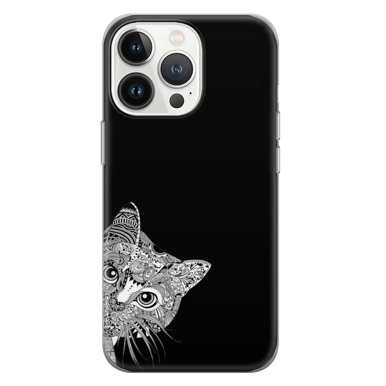 Puede incluir: Una funda de tel&eacute;fono negra con una ilustraci&oacute;n estilizada en blanco y gris de un gato que asoma por el lado derecho de la funda.