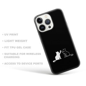 Puede incluir: Una funda de tel&eacute;fono negra con la parte posterior transparente y un contorno blanco de dos gatos d&aacute;ndose la mano. La funda es compatible con la carga inal&aacute;mbrica.