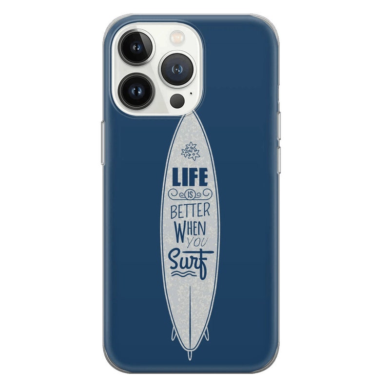 以下が含まれることがあります： 白いサーフボードのデザインと「Life is better when you surf」というテキストが書かれた青い携帯電話ケース。