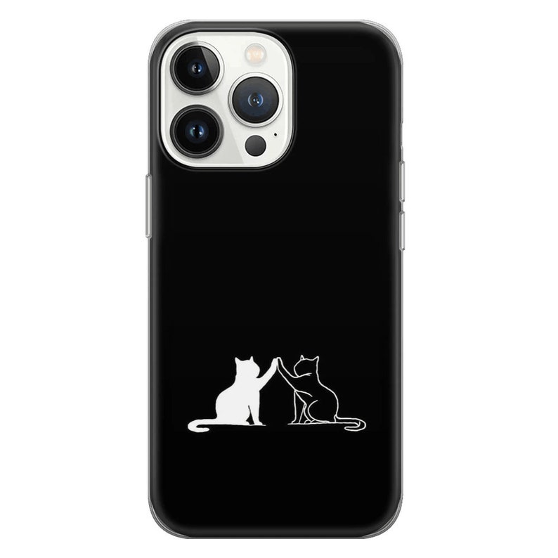 Puede incluir: Una funda de tel&eacute;fono negra con un contorno blanco de dos gatos d&aacute;ndose la mano.