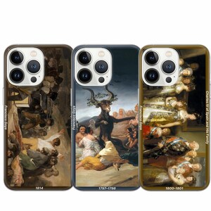 Puede incluir: Tres fundas para iPhone con obras de arte de Francisco Goya. La primera funda muestra una escena oscura y caótica con figuras en una multitud. La segunda funda presenta una pintura de una criatura parecida a una cabra con una corona de espinas. La tercera funda muestra un retrato de Carlos IV de España y su familia.