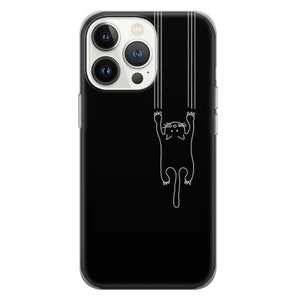 Puede incluir: Una funda de tel&eacute;fono negra con un contorno blanco de un gato colgando de un rascador. La funda del tel&eacute;fono tiene una parte posterior transparente y un borde blanco alrededor de las lentes de la c&aacute;mara.