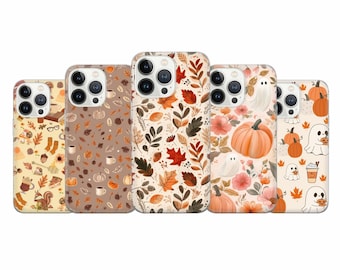 Puede incluir: Cinco fundas para teléfono con diseños otoñales. Las fundas presentan patrones de hojas, calabazas, fantasmas y tazas de café en tonos naranja, marrón y crema. Las fundas están diseñadas para adaptarse a un teléfono inteligente.