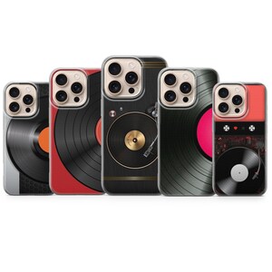 Op de afbeelding: Vijf telefoonhoesjes met vinylplaatontwerpen. De hoesjes hebben zwarte en rode vinylplaten, met één hoesje met een draaitafelontwerp. De hoesjes hebben doorzichtige randen en zijn ontworpen voor verschillende telefoonmodellen.
