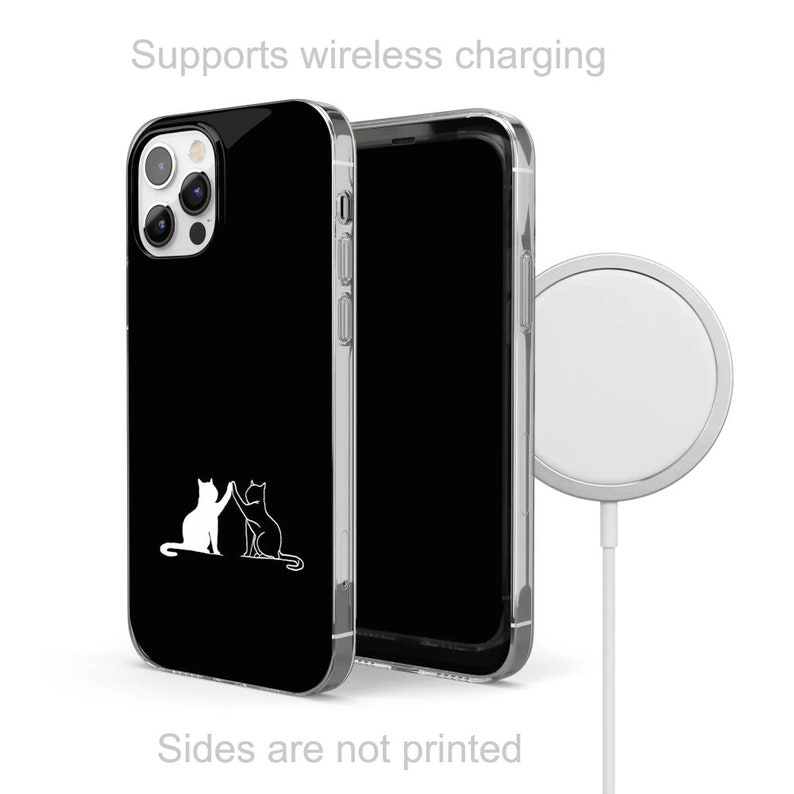Puede incluir: Una funda de tel&eacute;fono negra con un contorno blanco de dos gatos d&aacute;ndose la mano. La funda es compatible con la carga inal&aacute;mbrica. El texto "Supports wireless charging" est&aacute; en la parte superior de la imagen. El texto "Sides are not printed" est&aacute; en la parte inferior de la imagen.