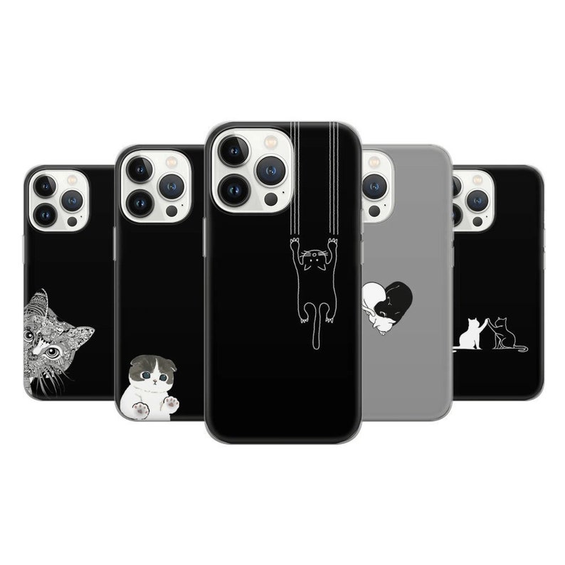 Puede incluir: Cinco fundas para iPhone diferentes con ilustraciones de gatos en blanco y negro. Las fundas son todas negras, blancas o grises. Las ilustraciones incluyen un gato colgado de una cuerda, dos gatos acurrucados y un gato mirando a un gato m&aacute;s peque&ntilde;o.