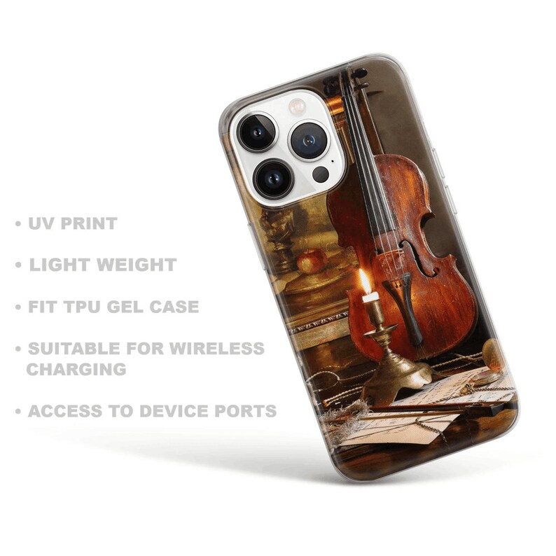 K&ouml;nnte beinhalten: Eine transparente Handyh&uuml;lle mit einem gedruckten Bild eines Violins, einer Kerze und Noten. Die H&uuml;lle ist f&uuml;r ein Smartphone mit einem dreifachen Kameraobjektiv konzipiert.