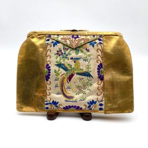 Clutch vintage con aves exóticas, fénix, ave del paraíso, bordado estilo ópera, espejo, cierre a presión y pequeñas imperfecciones.