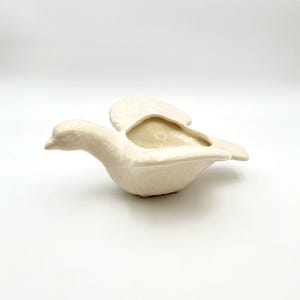 Vintage Ceramic Pigeon Planter: Creamy White Houseplant Holder