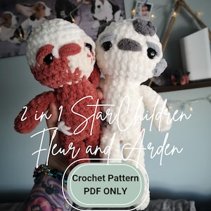 Può includere: Due peluche di peluche all'uncinetto, uno rosso e bianco e uno bianco e grigio, con il testo "2 in 1 Star Children Fleur and Arden Crochet Pattern PDF ONLY" sull'immagine.