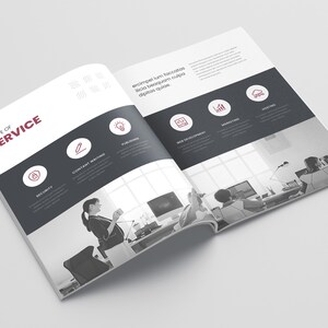 Puede incluir: Folleto abierto con el t&iacute;tulo "SCOPE OF SERVICE" en texto burdeos. El folleto presenta una banda gris oscuro con iconos y texto blancos, incluyendo "SECURITY" y "CONTENT WRITING". La p&aacute;gina derecha muestra una escena de oficina en escala de grises.