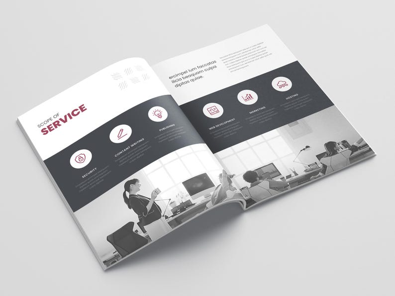 Puede incluir: Folleto abierto con el t&iacute;tulo "SCOPE OF SERVICE" en texto burdeos. El folleto presenta una banda gris oscuro con iconos y texto blancos, incluyendo "SECURITY" y "CONTENT WRITING". La p&aacute;gina derecha muestra una escena de oficina en escala de grises.