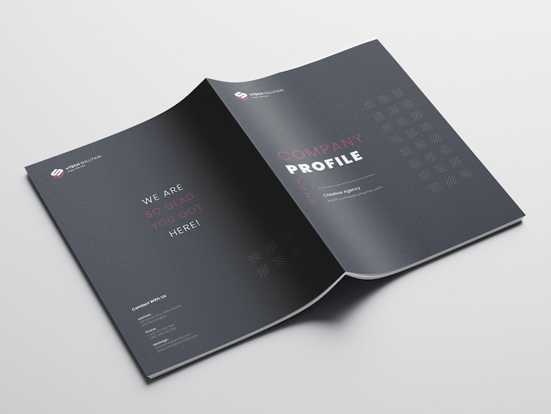 Puede incluir: Folleto abierto con una cubierta gris oscuro. El texto "COMPANY PROFILE" est&aacute; en blanco y rojo. La p&aacute;gina izquierda dice "WE ARE SO GLAD YOU GOT HERE!" en rojo y blanco. Un logotipo est&aacute; en la esquina superior izquierda.